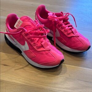 Nike Women's Bright Pink Sneakers